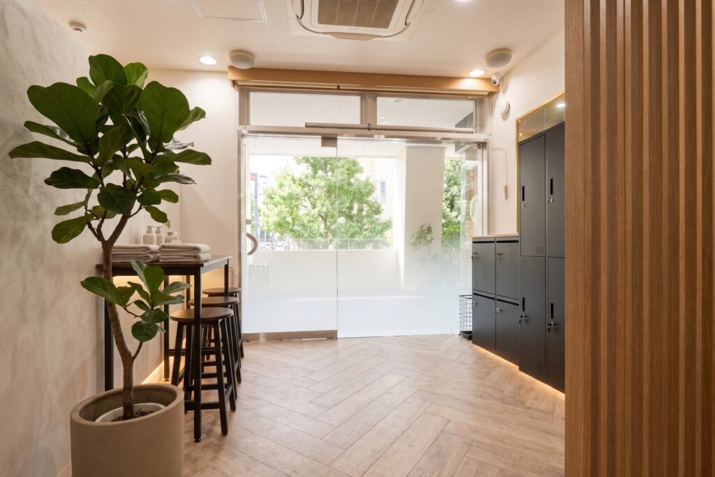 &g share salon 仙台のエントランス（自動ドアとロッカー）