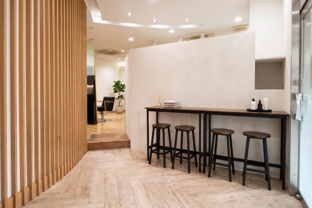仙台のシェアサロン &g share salon の待合カウンター