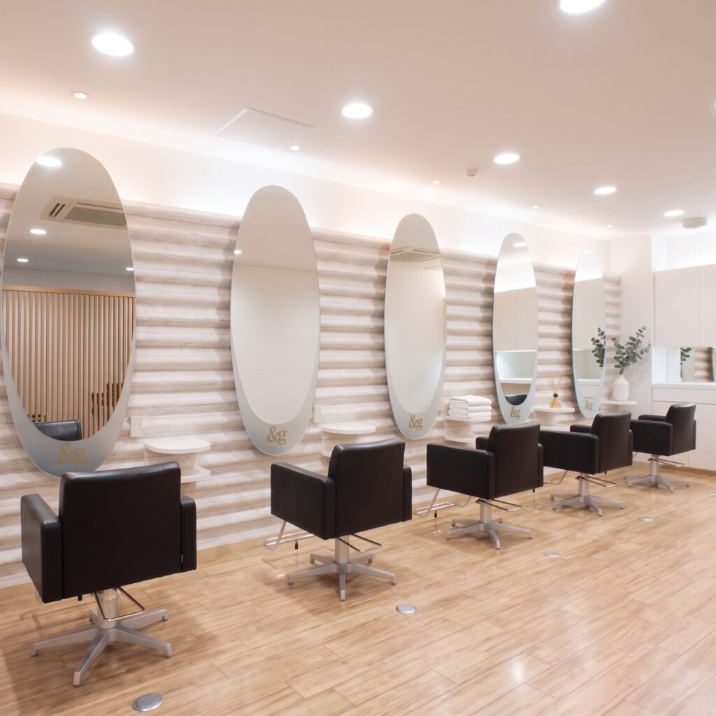 仙台のシェアサロン &g share salon のセット面（ロゴ入りミラー）